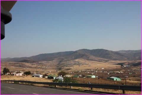 Paysage typique avec habitat dissmin dans le Transkei