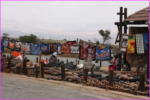 Beaucoup d'artisanat (de bon go�t en g�n�ral) au bord des routes, dans les sites touristiques ....