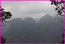 The Three Rondavels, dans la r�gion de la Blyde River. Timides et cach�es en partie dans la brume