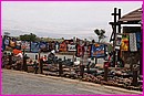 Beaucoup d'artisanat (de bon go�t en g�n�ral) au bord des routes, dans les sites touristiques ....