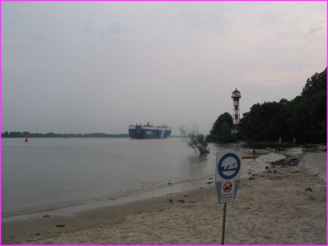 Les bords de l'Elbe � Hambourg et les �normes bateaux