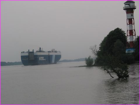 Les bords de l'Elbe � Hambourg et les �normes bateaux