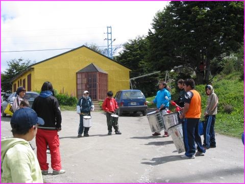 C'est Dimanche, et les enfants jouent des percutions dans la rue .....