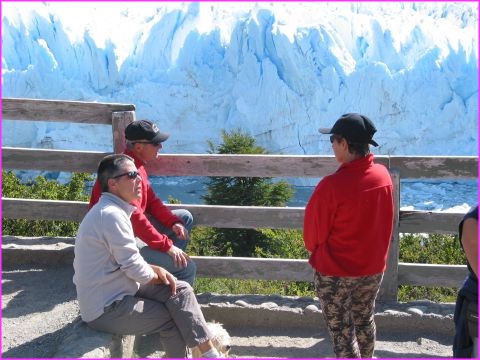 Devant le glacier avec Eric et Mich�le, eux aussi grands voyageurs devant l'�ternel !