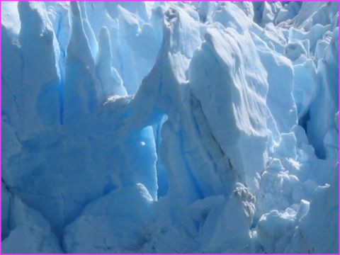 Certaines formes et couleurs du glacier sont spectaculaires