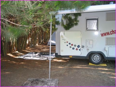 Regardez bien derri�re Prosper : des Argentins commencent � monter une tente .. contre, ... tout contre : On est parti !