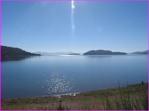 Le beau lac Nahuel Huapi, depuis le camping Petunia, � 14 km de Bariloche