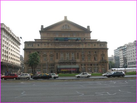 Ext�rieur du fameux et beau th�atre Colon � Buenos Aires