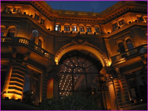 Monument ? ... Non, juste une galerie marchande dans Buenos Aires : magnifique !