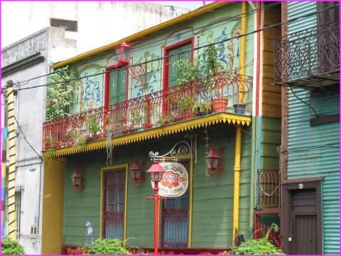 Dans le Caminito, partie de la Boca, les maisons tr�s hautes .... en couleur 