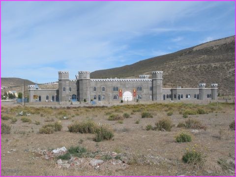 Un ch�teau ? .... non, l'�cole de Villa Rada Tilly : ah ! si on avait eu une �cole comme �a ....