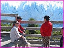 Devant le glacier avec Eric et Mich�le, eux aussi grands voyageurs devant l'�ternel !