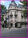La tr�s belle ambassade de France, rescap�e de l'avenue 9 de Julio, devenue la plus large du monde (125 m�tres) apr�s 