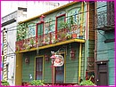 Dans le Caminito, partie de la Boca, les maisons tr�s hautes .... en couleur 