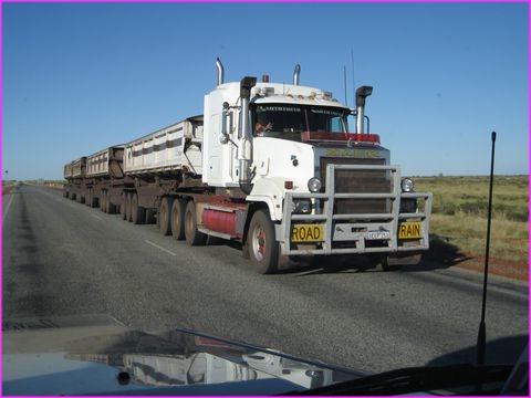 Un road train de plus de 50 m�tres avec 4 remorques : �a d�m�nage !