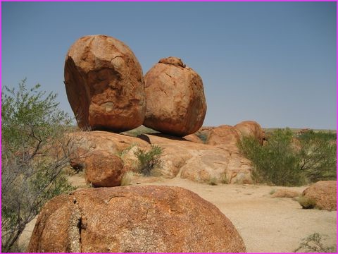 Et comment ils sont venus l� ? Ce sont les oeufs du serpent Arc en Ciel r�pondent les Aborig�nes