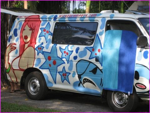 Une compagnie de loc de camping-car affirme son originalit� par le d�cors de ses v�hicules (diff�rent sur chacun)