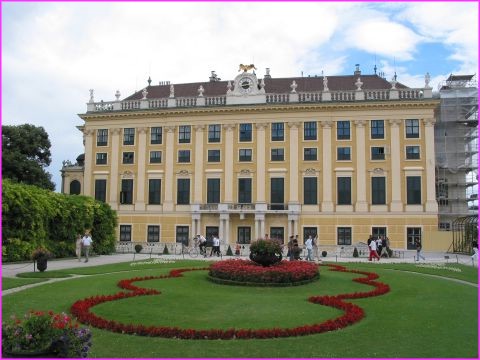 Le palais de Sch�nbrunn vue de c�t� car de face c�t� jardin , il est en r�paration