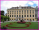Le palais de Schnbrunn vue de ct car de face ct jardin , il est en rparation
