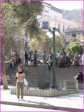 Patricia devant un lampadaire ... c�l�bre, puisque en 1946 y fut pendu le pr�sident Villaroel