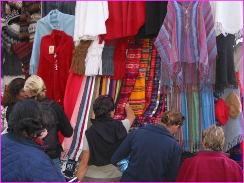 Belles couleurs, beaux tissus, les dames se pr�cipitent