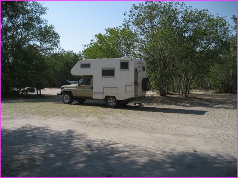Un premier Bivouac sympa � c�t� de Maun (camping de l'H�tel Sedia)