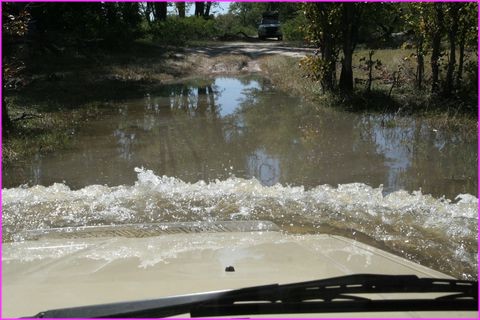 ... mais quand on est au milieu on a de l'eau jusqu'au haut du capot !