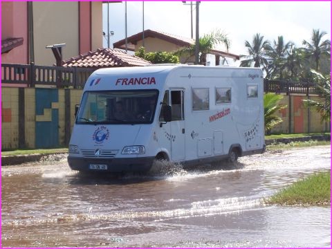 Un passage d�licat de Prosper dans les grosses flaques d'eau � Itanha�m (cr�dit photo J�rgen)