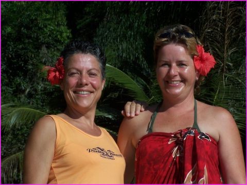 Deux vahin�s ... ou qui voudraient l'�tre : Christine et Patricia sur la plage pr�s de Paraty (cr�dit photo J�rgen)