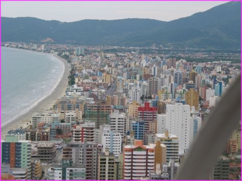 Haut en couleur et vue d'en haut, depuis l'ULM, Itapema et sa belle plage. 
