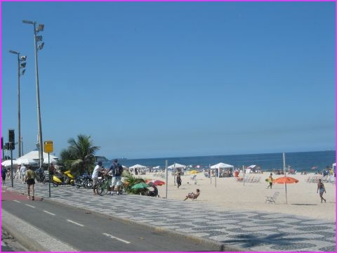 Le long de la plage d'Ipanema qui dispute la vedette � celle de Copacabana, � Rio de Janeiro