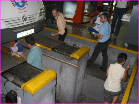 Toute l'�quipe FIAT s'affaire au chevet de Prosper, au garage Sbardecar de Canoas, � c�t� de Porto Alegre