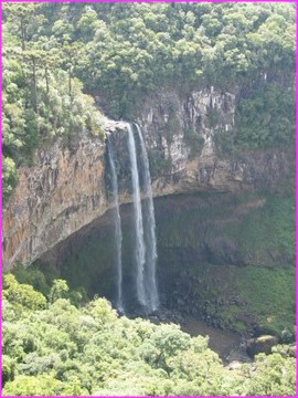 Une jolie cascade dans le parc de Caracol � Gramado