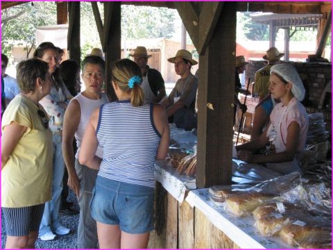 Devant l'�tal d'artisans 