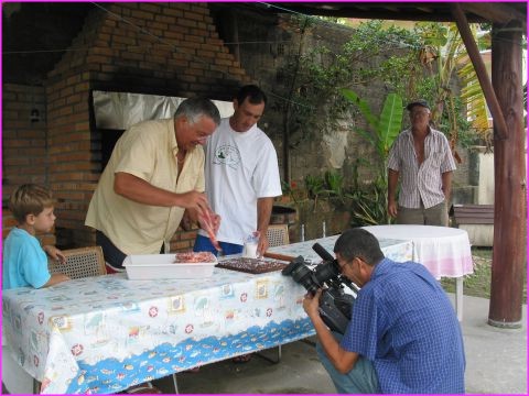 D�monstration, pour la t�l� Br�silienne, des connaissances d'Andr� en mati�re de cuisine ... br�silienne : excusez du peu !