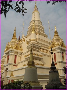 Beau temple, reconstruit apr�s les d�molitions syst�matiques des Kmers Rouges