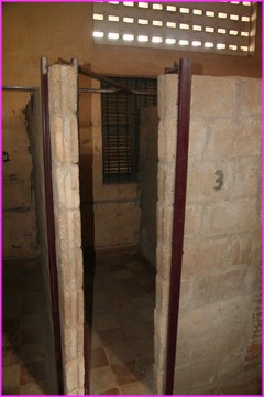 Une cellule de 1mx2m du centre deTuol Sleng  � Phnom Penh devenu Mus�e du G�nocide
