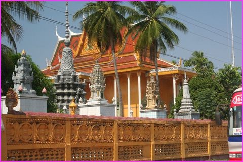 Beau Temple reconstruit apr�s les d�molitions syst�matiques