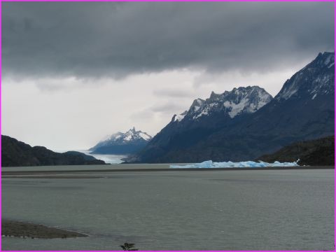 Le Lago Grey et au fond le glacier