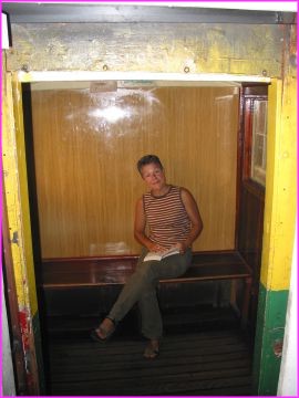 Un des nombreux et anciens funiculaires de Valparaiso : �a �conomise les gambettes !