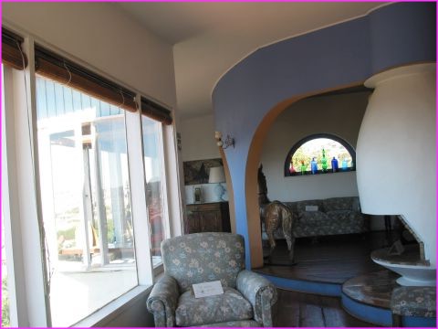 Le salon de la maison de Pablo Neruda, avec la chemin�e dessin�e par lui ...