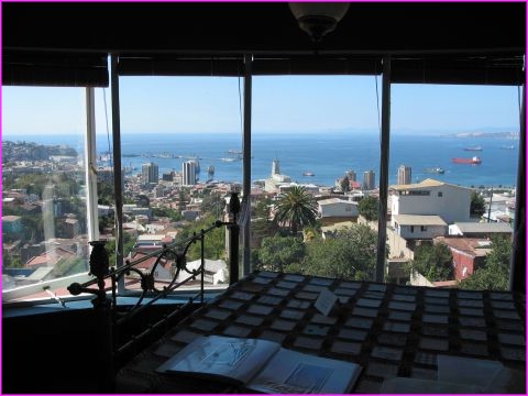 ... Son lit et la vue sur la ville et baie de Valparaiso