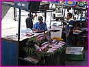 Le march� aux poissons ....