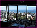 ... Son lit et la vue sur la ville et baie de Valparaiso