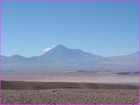 ... le majestueux volcan Licancabur qui domine San Pedro ...