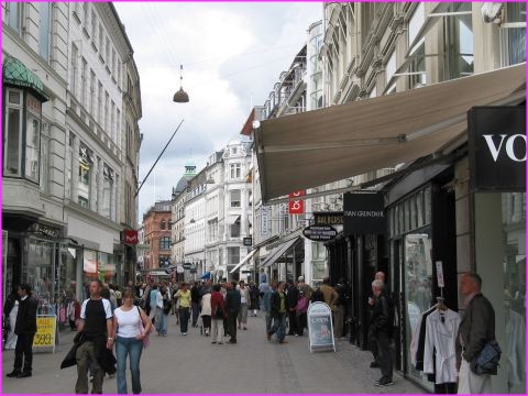 Copenhague : rue p�tonne et tr�s commer�ante