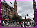 La place de l'h�tel de ville de Copenhague, tr�s anim�e