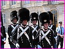 La rel�ve de la garde sur la place Amalienborg � Copenhague