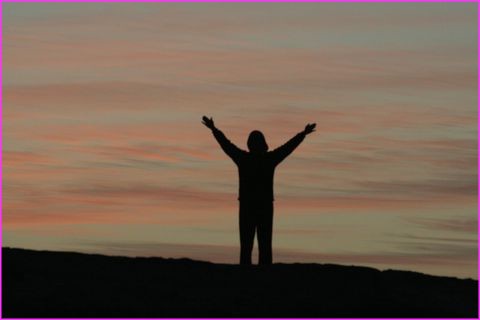 Elle a l'impression de dominer le monde dans ce d�cor irr�el