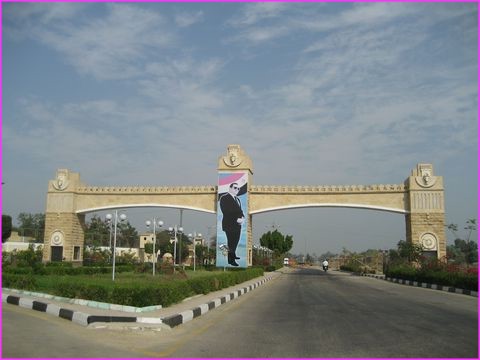 Entr�e de ville � la gloire du Pr�sident